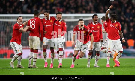 London, Großbritannien. 23. April 2023. 23. April 2023 - Brighton und Hove Albion / Manchester United - Emirates FA Cup - Halbfinale - Wembley Stadium. Das Manchester United Team feiert den Sieg im Halbfinalsieg des FA Cup über Brighton. Bildkredit: Mark Pain/Alamy Live News Stockfoto