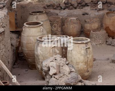 Santorini, Griechenland - in der prähistorischen Stadt Akrotiri, Ausgrabungsstätte einer minoischen Bronzezeit, wurden alte Töpferwaren geborgen Stockfoto