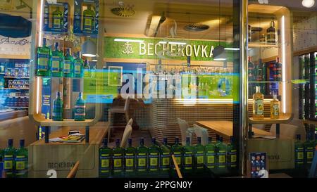 Prag, Tschechische Republik - 26. Juni 2010: Becherovka zum Verkauf im Supermarkt Stockfoto