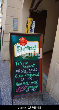 Prag, Tschechische Republik - 11. Mai 2022: Logo von Pilsner Urquell. Schild mit dem grünen Pilsner Urquell Logo an der Fassade - Eingang zum Bierrestaurant Stockfoto