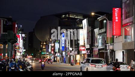 Taipei, Taiwan, 08. April 2022: Taipeh Zentrum für darstellende Kunst in Shilin der Stadt Taipeh bei Nacht Stockfoto