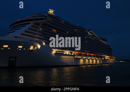 MSC Seashore Kreuzfahrtschiff angelegt auf tropischer Insel Stockfoto