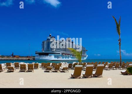 Puerto Plata, DR - 10. Mai 2022: MSC Seashore Kreuzfahrtschiff legt am tropischen Inselhafen Taino Bay an Stockfoto