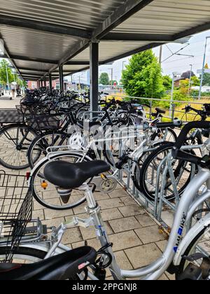 Kiel, Deutschland - 03. September 2022: Fahrräder auf einem Parkplatz in der Nähe eines Bahnhofs. Stockfoto