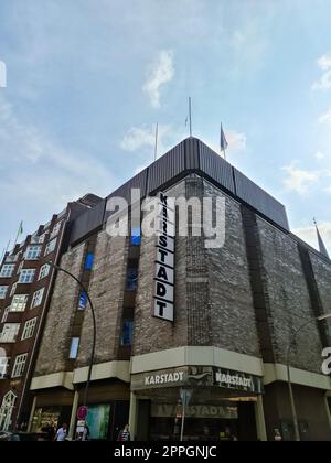 Hamburg - 03. September 2022: Das Gebäude der Kaufhauskette Karstadt. Stockfoto
