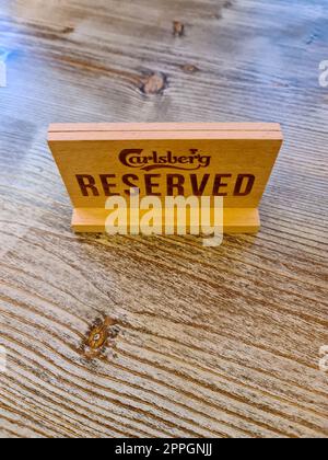 Kiel, Deutschland - 03. September 2022: Deutsches Schild mit der für die Marke Carlsberg reservierten Inschrift auf einem Restauranttisch. Stockfoto