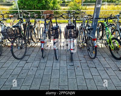 Kiel, Deutschland - 03. September 2022: Fahrräder auf einem Parkplatz in der Nähe eines Bahnhofs. Stockfoto