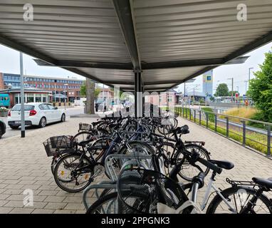 Kiel, Deutschland - 03. September 2022: Fahrräder auf einem Parkplatz in der Nähe eines Bahnhofs. Stockfoto