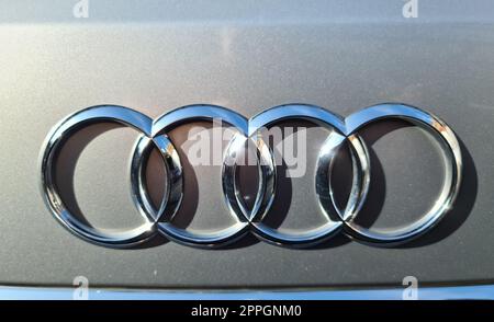 Hamburg - 03. September 2022: Nahaufnahme eines glänzenden Audi Logos auf der Vorderseite eines silbernen Fahrzeugs. Stockfoto