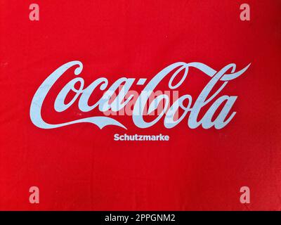 Hamburg - 03. September 2022: Ein Coca-Cola-Logo auf einer alten Oberfläche. Stockfoto