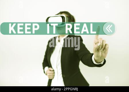 Textbeschriftung präsentiert Keep IT Real. Konzept, das bedeutet, du selbst zu sein, ehrlich authentisch, ehrlich, ehrlich, die Wahrheit zu sagen, immer Doktor, der mit dem Stift auf dich zeigt und wichtige Informationen präsentiert. Stockfoto