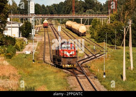 Einsame Rangierlokomotive in roter Farbe am Rangierplatz Stockfoto