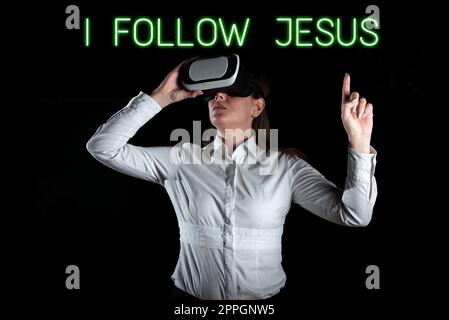 Begrifflicher Titel Ich Folge Jesus. Unternehmensübersicht religiöse Person mit viel Glauben Liebe für Gott Spiritualität Frau hält Tablet und präsentiert digitale Navigations-PIN und Lade S. Stockfoto