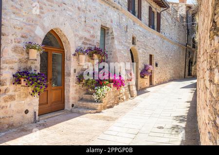 Assisi-Dorf in Umbrien, Italien. Die Stadt ist berühmt für die wichtigste italienische Basilika, die dem St. Francis - San Francesco. Stockfoto