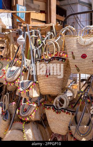 Orientalische, natürliche, handgewebte dekorative Taschen im Geschäft auf der Hauptpromenade in der Stadt am Roten Meer auf der Sinai-Halbinsel, Dahab, Ägypten Stockfoto