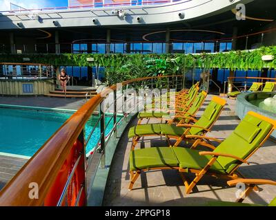 Puerto Plata, Dominikanische Republik - 4. Mai 2022: Der Poolbereich auf dem neuen Kreuzfahrtschiff MSC Seashore Stockfoto