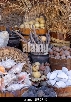 Straßenhandel mit Muscheln aus dem Roten Meer an der Hauptpromenade in einer exotischen Kleinstadt am Roten Meer auf der Sinai-Halbinsel, Dahab, Ägypten Stockfoto