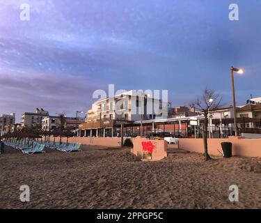 Strandpromenade von Can Pivafort am Morgen Stockfoto