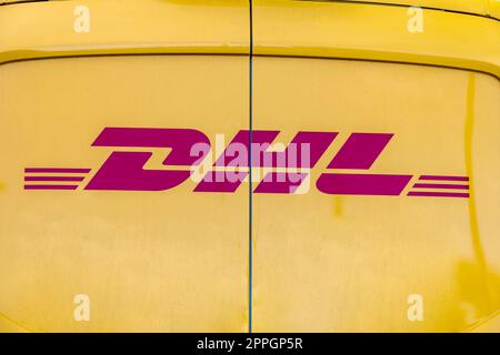 DHL-LOGO für einen Lkw Stockfoto