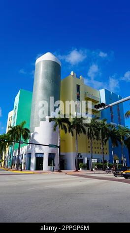 Miami, USA - 23. April 2022: Die Hotels in der touristischen Avenue Ocean Drive, Miami Beach, Florida. Stockfoto