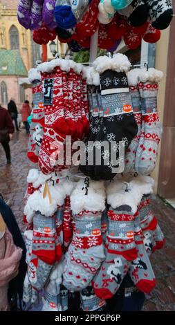 Colmar, Frankreich - 30. Dezember 2021: Souvenirladen an der Straße von Colmar, Frankreich am 30. Dezember 2021 Stockfoto