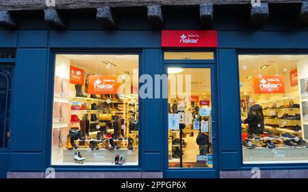 Colmar, Frankreich - 30. Dezember 2021: Rieker-Boutique und Signaturtext des Ladens Deutsche Firma des Schuhherstellers vor dem Geschäft Stockfoto