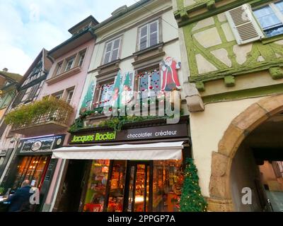 Colmar, Frankreich - 30. Dezember 2021: Weihnachtsschmuck in Colmar, im Elsass, Frankreich. Stockfoto