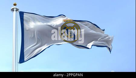 Die Flagge von Real Madrid winkt im Wind an klaren Tagen Stockfoto