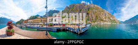 Esplanade von Limone sul Garda am Gardasee in Norditalien Stockfoto