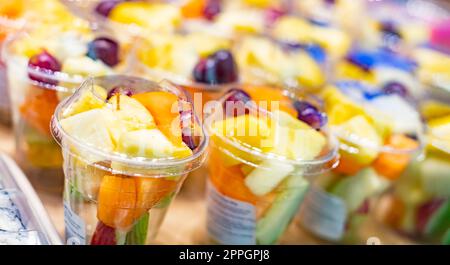 Vorverpackte Obstsalate in einem handelsüblichen Kühlschrank Stockfoto