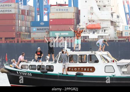 Fettes Brot (Martin Vandreier alias Doktor Renz, Boris Lauterbach alias KÃ¶nig Boris BjÃ¶RN Warns alias BjÃ¶rn Beton)- Mini Konzert auf der Elbe, Auftakt HÃ¶he Strandperle in Ã–velgÃ¶nne, 26.08.2022 Stockfoto