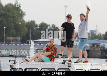 Fettes Brot (Martin Vandreier alias Doktor Renz, Boris Lauterbach alias KÃ¶nig Boris BjÃ¶RN Warns alias BjÃ¶rn Beton)- Mini Konzert auf der Elbe, 2. Ort LandungsbrÃ¼cken, Hamburg, 26.08.2022 Stockfoto