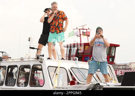 Fettes Brot (Martin Vandreier alias Doktor Renz, Boris Lauterbach alias KÃ¶nig Boris BjÃ¶RN Warns alias BjÃ¶rn Beton)- Mini Konzert auf der Elbe, 2. Ort LandungsbrÃ¼cken, Hamburg, 26.08.2022 Stockfoto