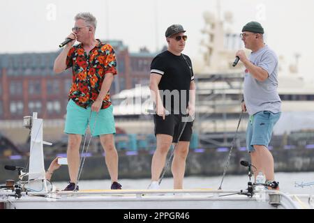 Fettes Brot (Martin Vandreier alias Doktor Renz, Boris Lauterbach alias KÃ¶nig Boris BjÃ¶RN Warns alias BjÃ¶rn Beton)- Mini Konzert auf der Elbe, 2. Ort LandungsbrÃ¼cken, Hamburg, 26.08.2022 Stockfoto