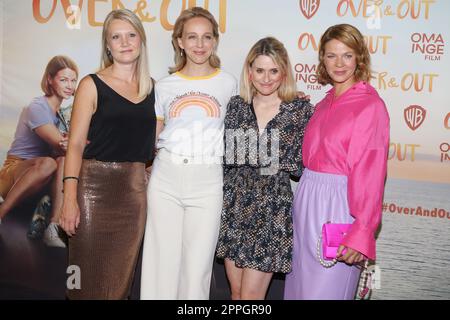 Frauke Kolbmueller, Petra Schmidt Schaller, Julia Becker, Jessica Schwarz, Weltpremiere Over & Out, Passage Kino Hamburg, 24.08.2022 Stockfoto