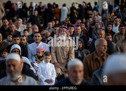 Die Palästinenser beten Eid al-Fitr bei Sonnenaufgang in Khan Yunis im südlichen Gazastreifen. Eid al-Fitr, der das Ende des heiligen Monats Ramadan markiert, wird von allen Muslimen auf der ganzen Welt gefeiert. Gaza-Stadt. Palästina. Stockfoto