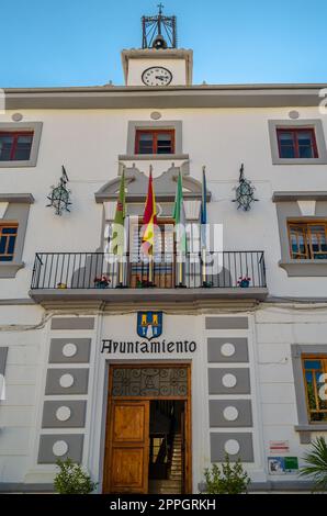 CAMBIL, SPANIEN - 14. OKTOBER 2021: Fassade des Rathauses von Cambril, Provinz Jaen, Andalusien, Südspanien Stockfoto