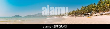 Canacona, Goa, Indien. Sonniger Himmel Über Dem Ruhigen Wasser Des Arabischen Meeres. Naturlandschaft Mit Sandy Palolem Beach Am Sonnigen Sommertag Mit Blauem Himmel Stockfoto