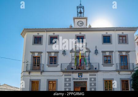 CAMBIL, SPANIEN - 14. OKTOBER 2021: Fassade des Rathauses von Cambril, Provinz Jaen, Andalusien, Südspanien Stockfoto