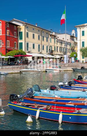 Hafen von Lazise am Gardasee in Italien Stockfoto