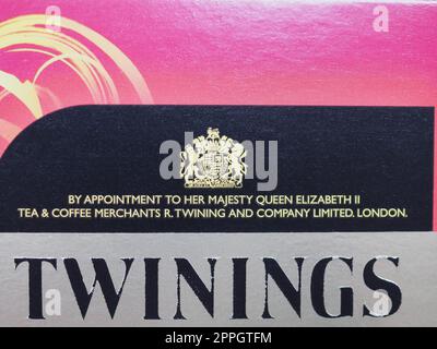 Königliches Wappen des Vereinigten Königreichs auf einer Packung Twinings Tee in London Stockfoto