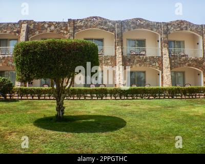 Häuser und wunderbarer Garten im Urlaub Stockfoto