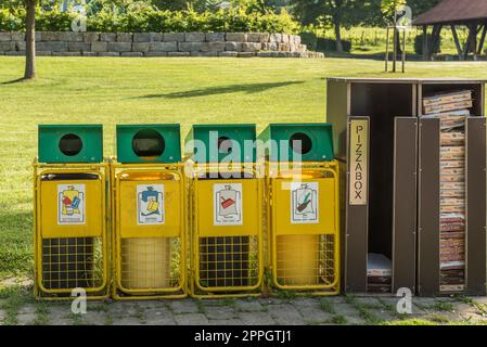 Müllcontainer im öffentlichen Park zur Mülltrennung Stockfoto