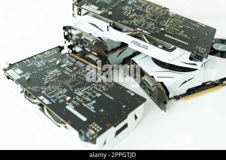 Computergrafikkarte mit zwei Lüftern. Videokarte mit zwei Kühlern aus dem Computer. GPU-Karte. IT-Hardware. Krypto-Währungsabbaugerät mit Grafikkarten. Abbau von ethereum, Bitcoin und Altakünzen. Stockfoto
