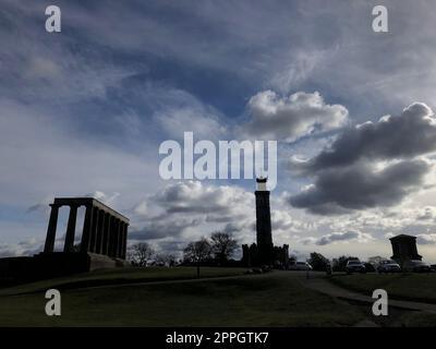 Edinburghs Akropolis der Panoramablick von Calton Hill hat die Besucher seit Jahrhunderten verblüfft und inspiriert. Die wichtigsten Wahrzeichen sind aus der Vogelperspektive zu sehen: Arthur's Seat mit den Crags hinter dem Holyrood Palace und dem Parlament, Leith und Firth of Forth, Princes Street in ihrem Neustadtgitter und die Royal Mile, die in Richtung Schloss klettert. Calton Hill ist auch berühmt für seine Sammlung historischer Denkmäler, die einige der wichtigsten Wahrzeichen der Stadt bilden. Eines der auffälligsten Denkmäler ist das vom Parthenon in Athen inspirierte Nationaldenkmal. Stockfoto