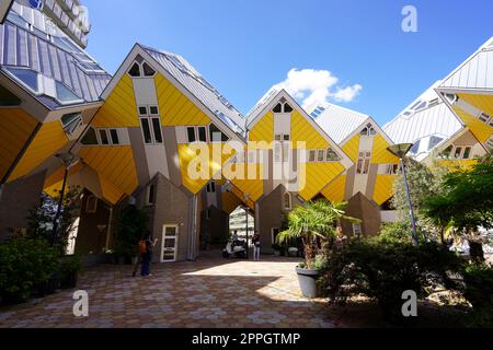 ROTTERDAM, NIEDERLANDE - 9. JUNI 2022: Cube Houses, eine Reihe innovativer Häuser, entworfen vom Architekten Piet Blom, Rotterdam, Niederlande Stockfoto