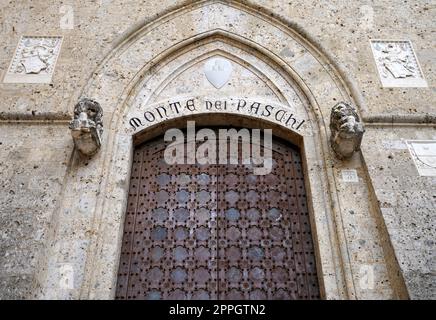 SIENA, ITALIEN - 22. JUNI 2022: Eingang des Monte dei Paschi di Siena zum Palazzo Salimbeni, Sitz der ältesten Bank der Welt Stockfoto