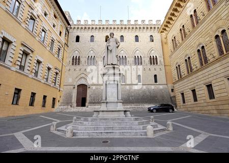 SIENA, ITALIEN - 22. JUNI 2022: Palazzo Salimbeni, Hauptbüro oder Hauptquartier der Monte dei Paschi Bank, mit Statue der Sallustio Bandini Stockfoto