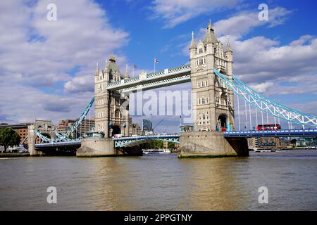 LONDON, Großbritannien - 15. JULI 2022: Stadtbild von London mit Tower Bridge, England, Großbritannien Stockfoto