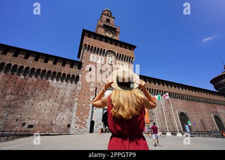 Tourismus in Mailand, Italien. Junge Frau aus dem Tourismus vor dem Haupteingang von Schloss Sforza, Mailand, Italien. Stockfoto